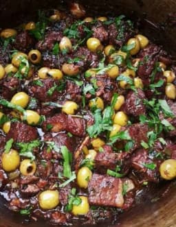 Civet de Porc au Vin Rouge aux Olives
